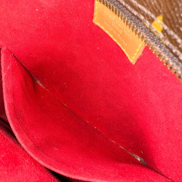 LOUIS VUITTON
Monogram Canvas Excentri-Cite Bag with strap - Picture 15 of 17